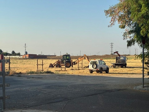 Instalación del embudo de las Ferias y Fiestas de San Antolín 2025 // Foto: La Voz